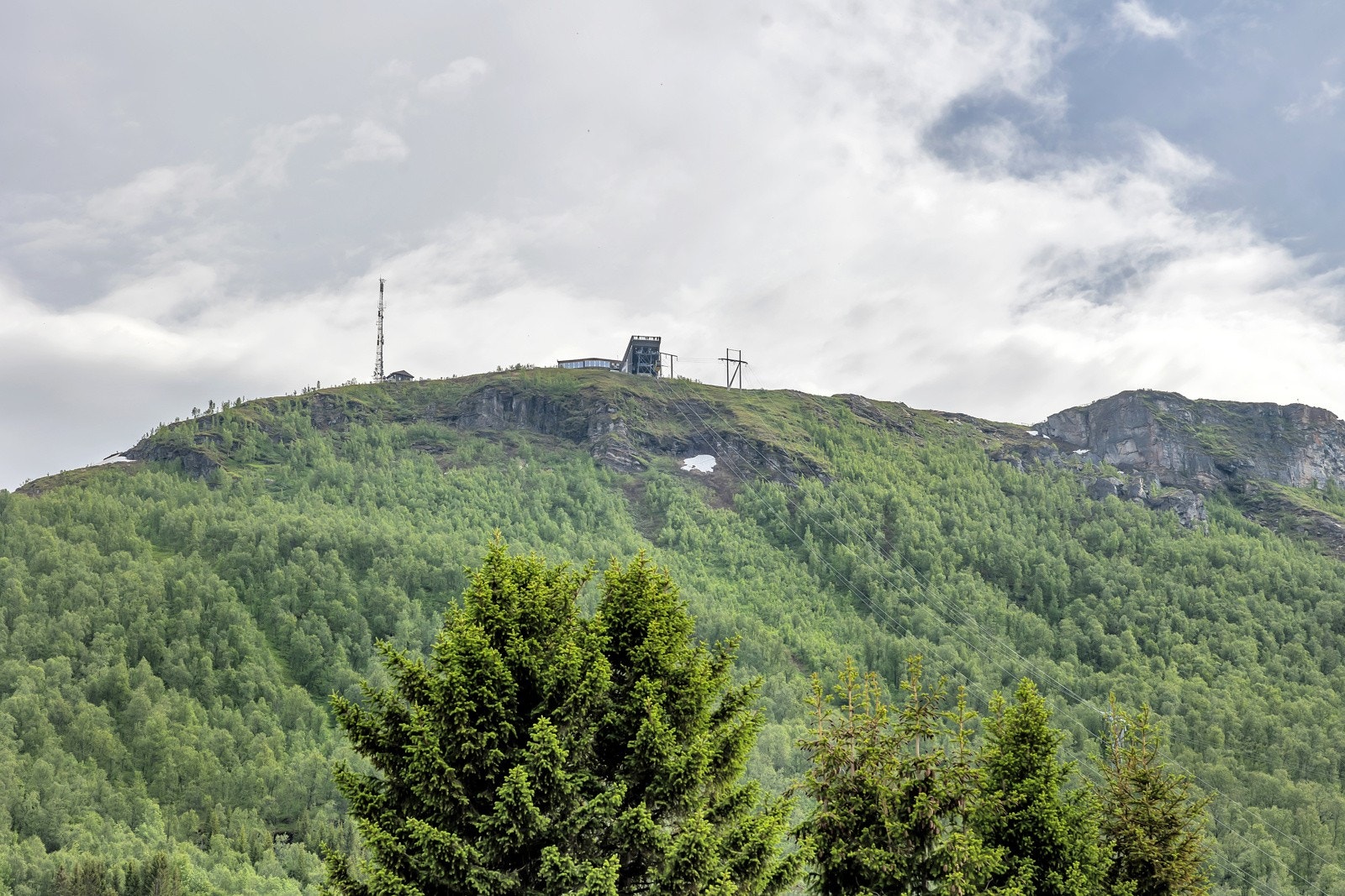 Fra både vinduer og veranda mot nord-øst har du direkte siktlinje mot Fjellheisen Galleribilde