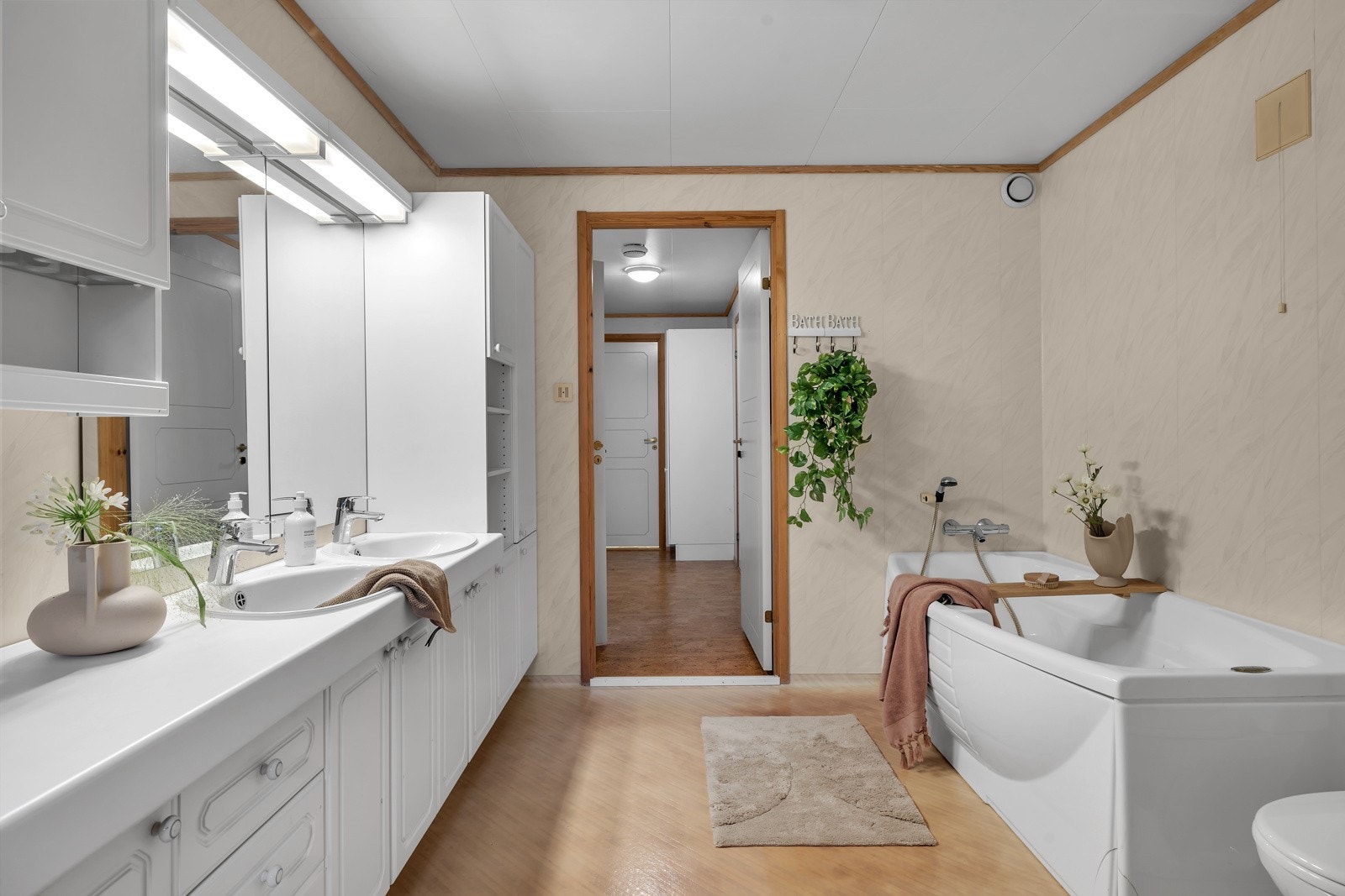 Badet er romslig. Om vi inkluderer badstuen er det totale arealet på 12m2 Galleribilde