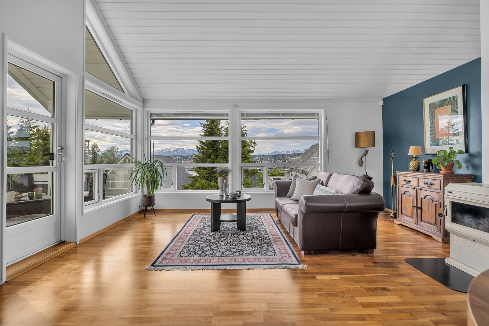 En herlig etasje med 3.70m takhøyde, veranda både mot sør-vest og nord-æst og store vindusflater Galleribilde