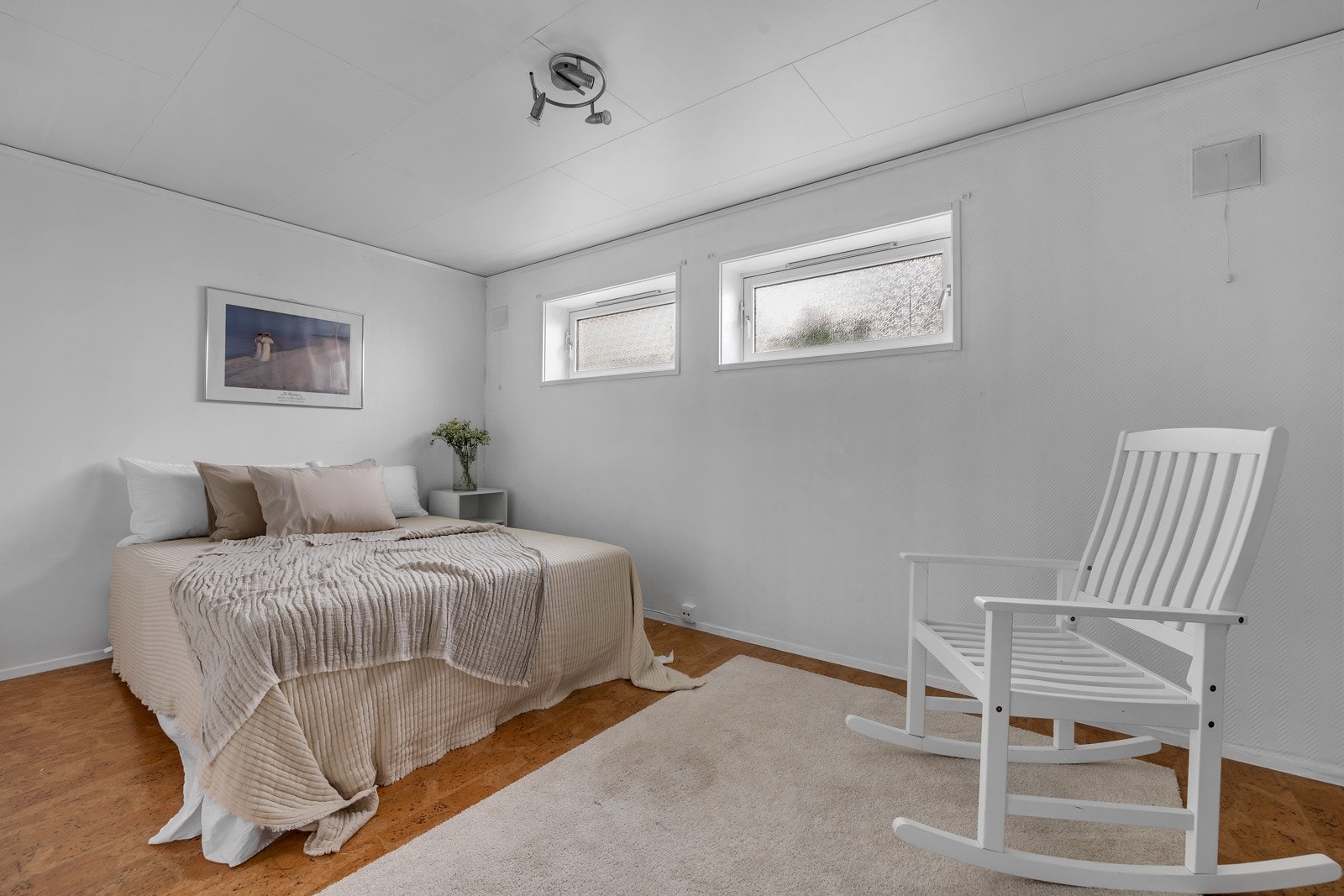 I boligens u. etasje finner du dette praktiske rommet. I dag innredet som gjesterom, men grunnet størrelse på vinduer er det ikke godkjent til varig opphold Galleribilde