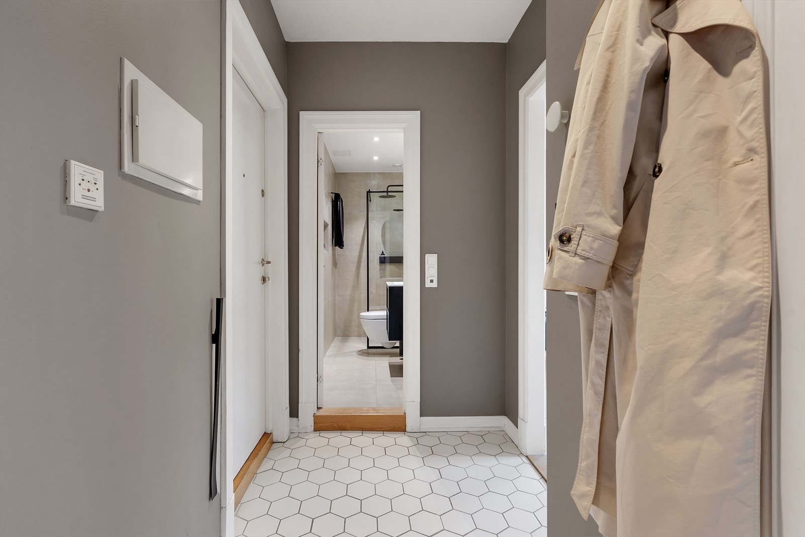 Stor og romslig entré med god plass til å henge fra seg yttertøy. Galleribilde