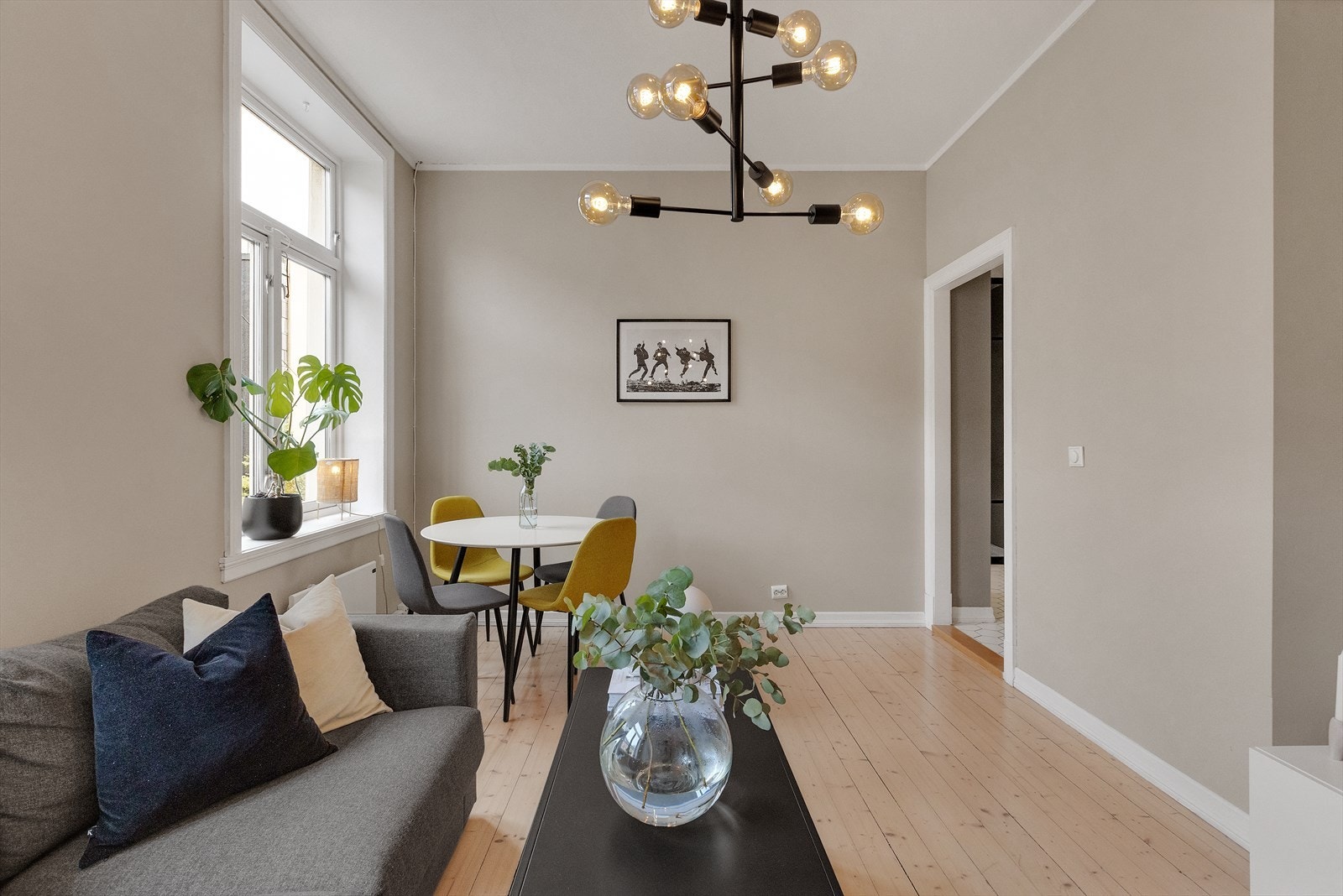 Kombinasjonen av naturlig lys og en rosmlig takhøyde bidrar til en åpen og luftig atmosfære. Galleribilde