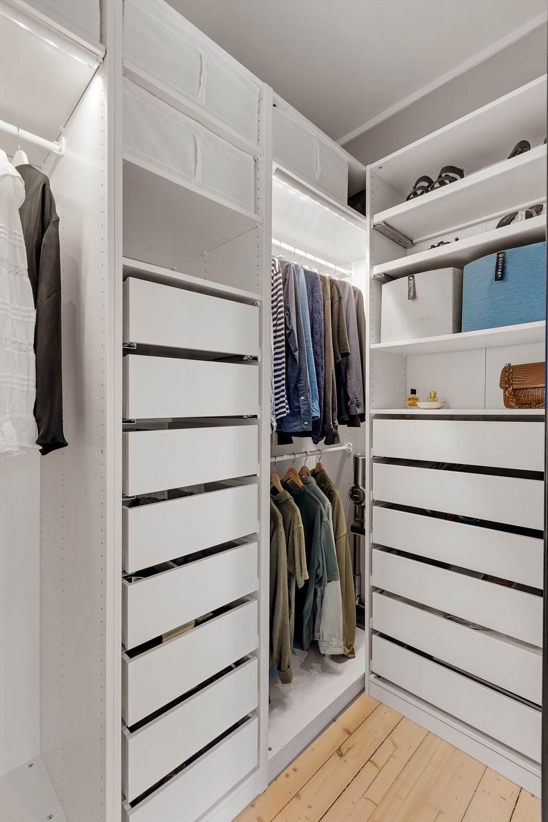 Her har du rikelig med plass til alt av klær! Galleribilde