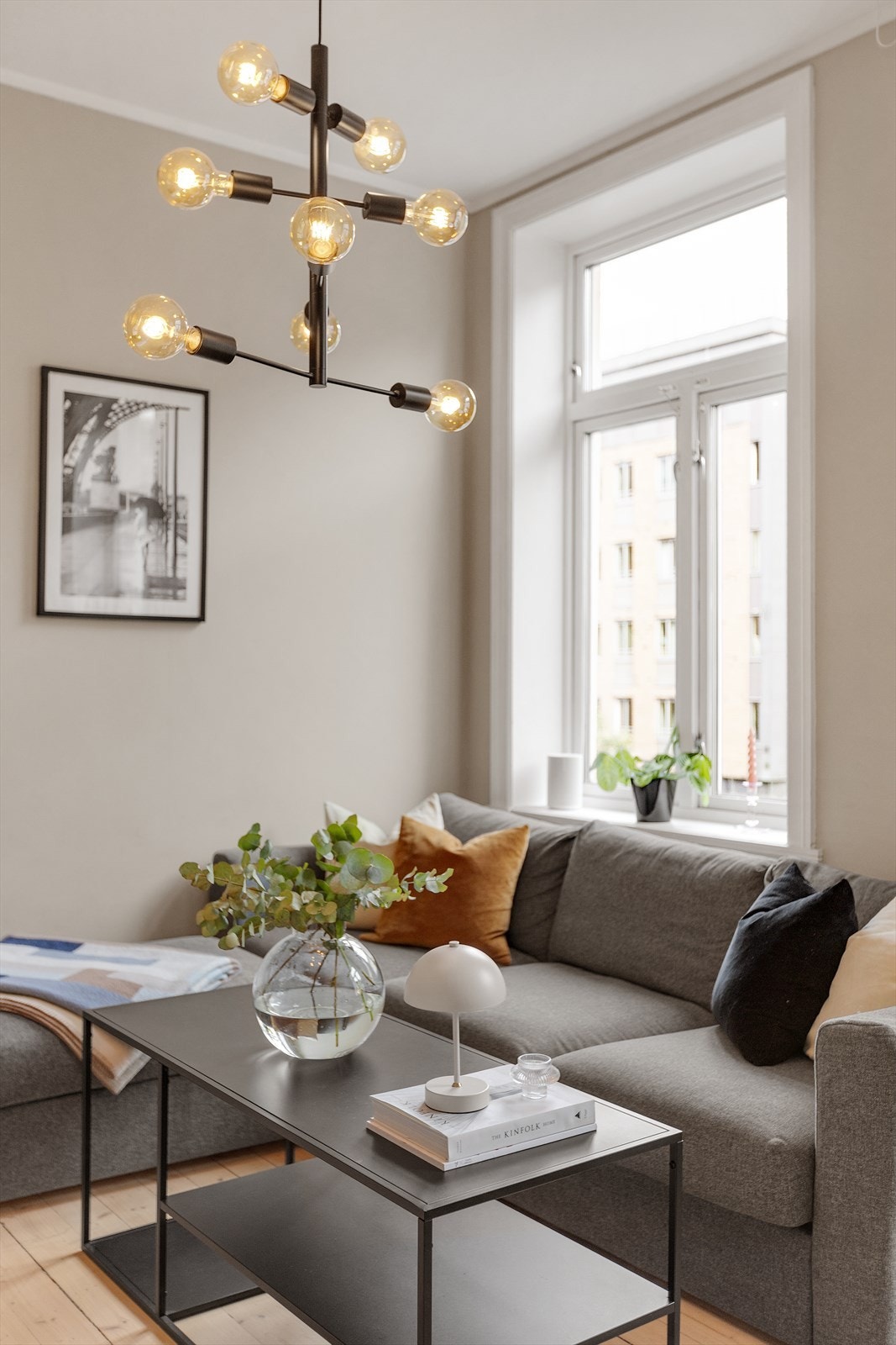 De store vinduene slipper inn rikelig med deilig naturlig lys. Galleribilde