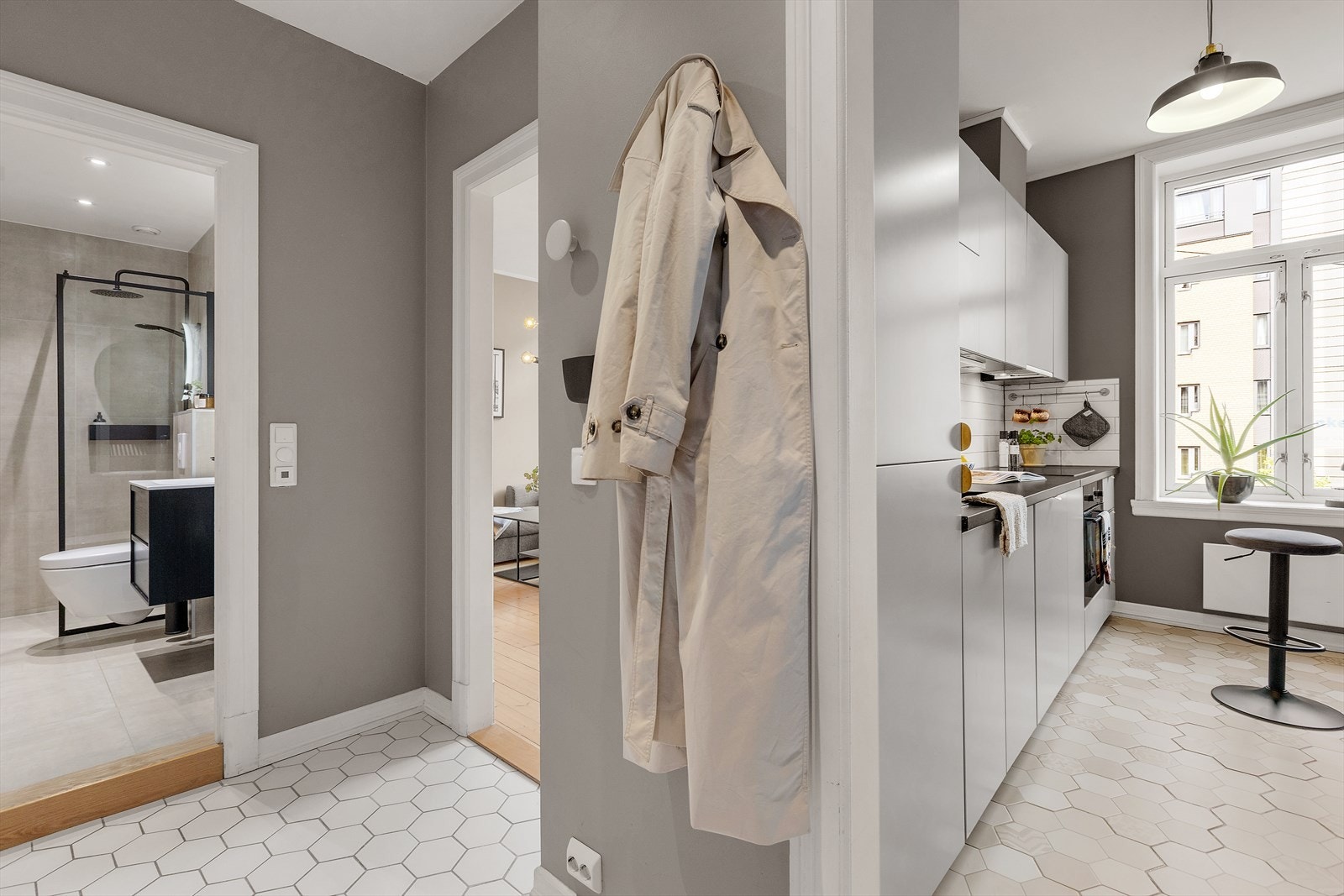 Det er innfelt garderobeskap med god lagringsplass til sko, jakker og bagger. Galleribilde