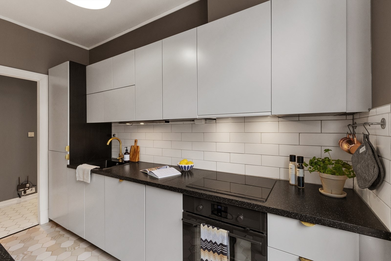 Det er rikelig med både skap- og benkeplass, samt et stort kjøl- og fryseskap. Galleribilde