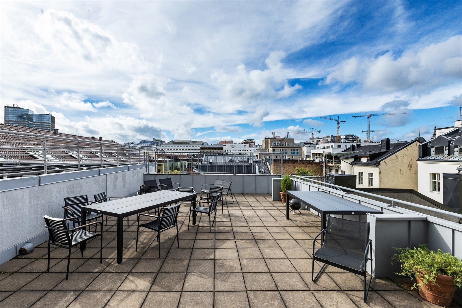 Leiligheten disponerer også retten til å bruke takterrassen til nabobygget. Galleribilde