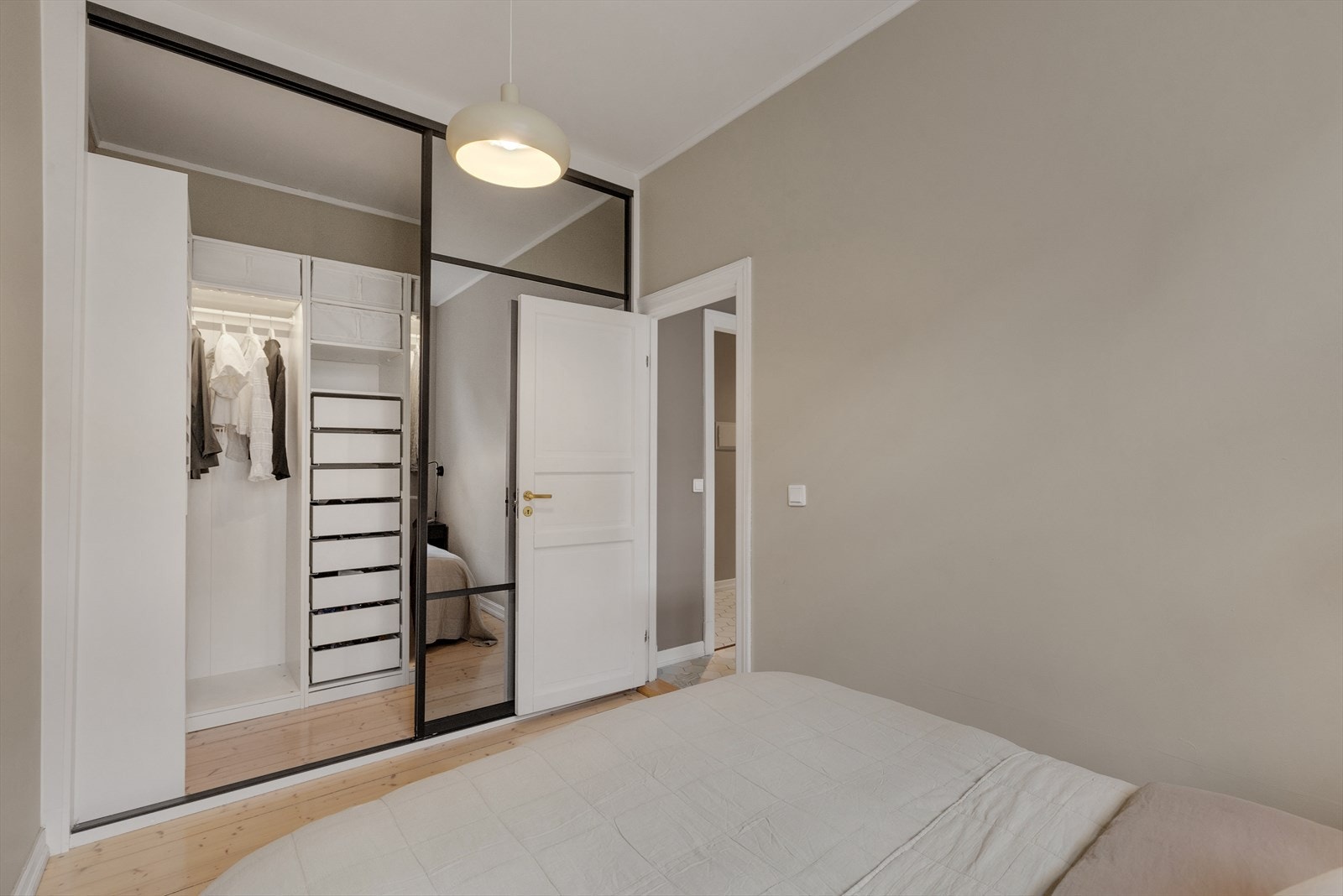 På soverommet er det også et stort walkin-closet. Galleribilde