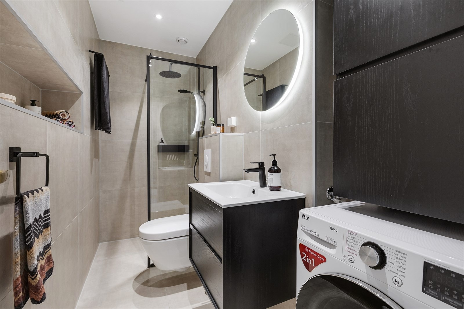 Pent totalrenovert bad fra 2021. Badet har pene og moderne fliser. Galleribilde