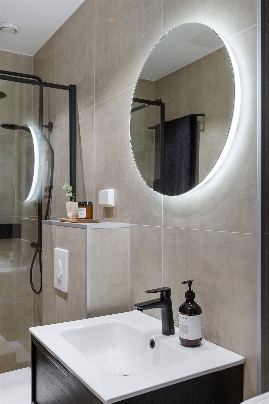 Lekker innredning med stilig speil med belysning. Galleribilde