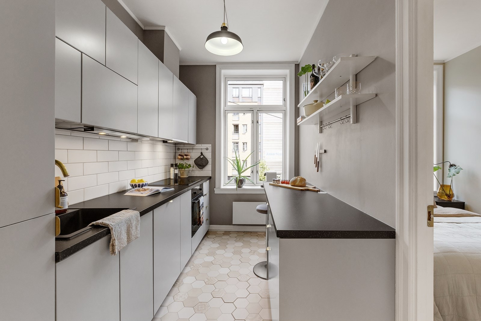 Kjøkkenet fra 2016 har innredning med glatte fronter. Benkeplaten er av laminat. Kjøkkenøyen ble satt inn i 2021. Galleribilde