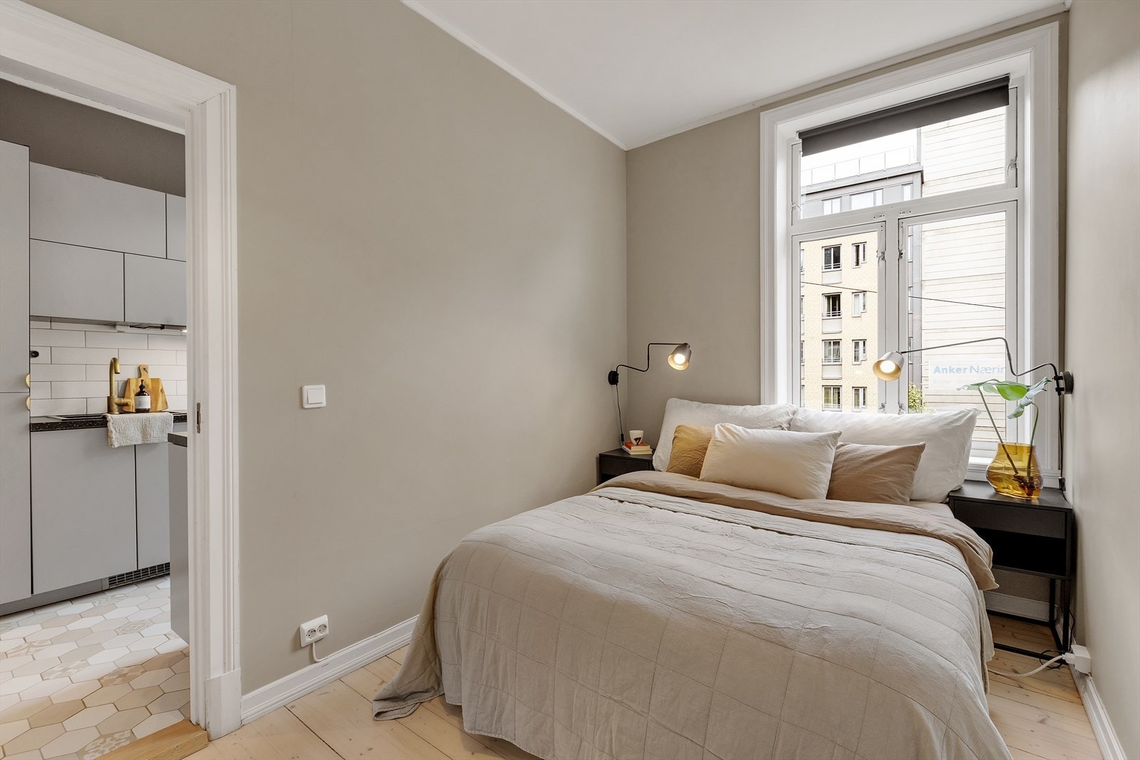 Leiligheten har et stort soverom med god plass til dobbeltseng og tilhørende møblement. Galleribilde