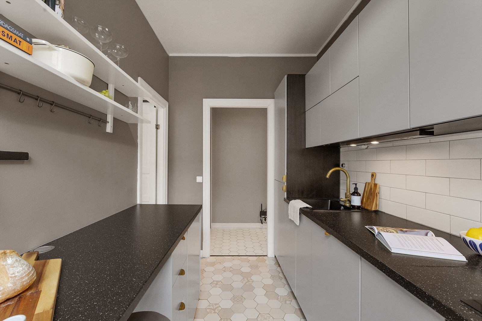 Her ligger alt til rette for å ferdigstille en herlig middag til venner. Galleribilde