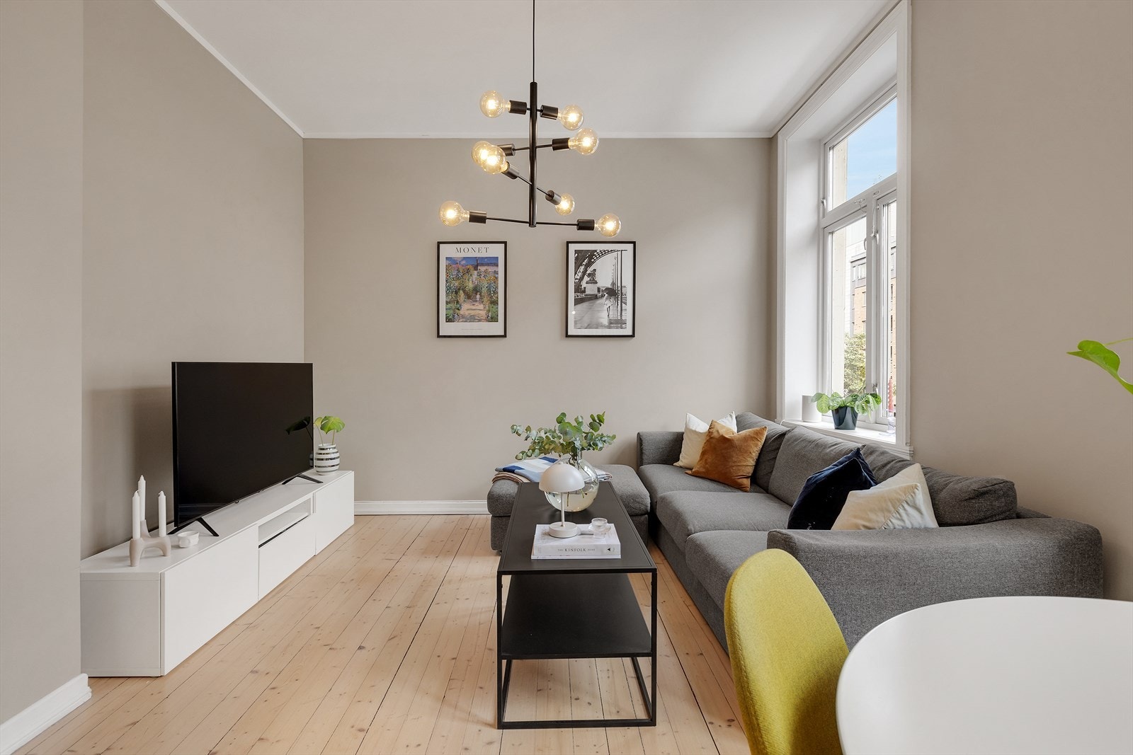 Innbydende stue malt i lune og behagelige farger. Galleribilde