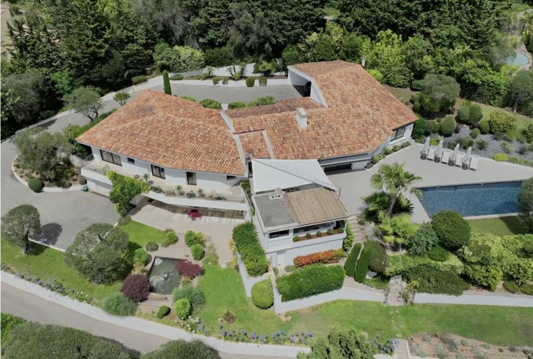 Villa 3: Mougins Pris:3,990,000 € Boareal på omtrent 301 m², og eiendommen ligger på en parkmessig opparbeidet tomt på hele 5 114 m². Galleribilde