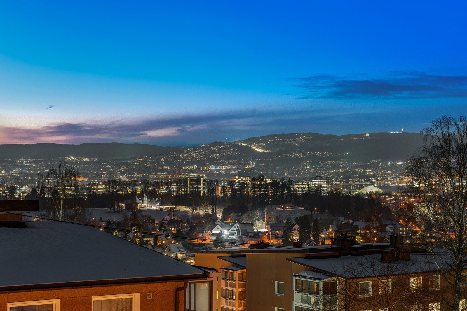 Mekanikerveien 20 er en lys og pen 2-roms toppleilighet med fantastisk utsikt, gode solforhold, peisovn og stor, innglasset balkong. Galleribilde