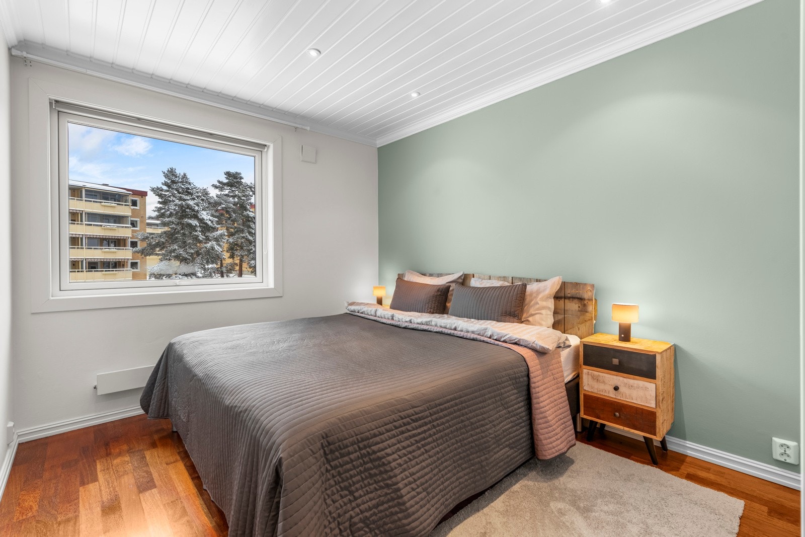 Fra stuen er det dør inn til et romslig soverom, lunt innredet med parkett på gulvet. Soverommet vender ut mot rolig fellesareal. Galleribilde