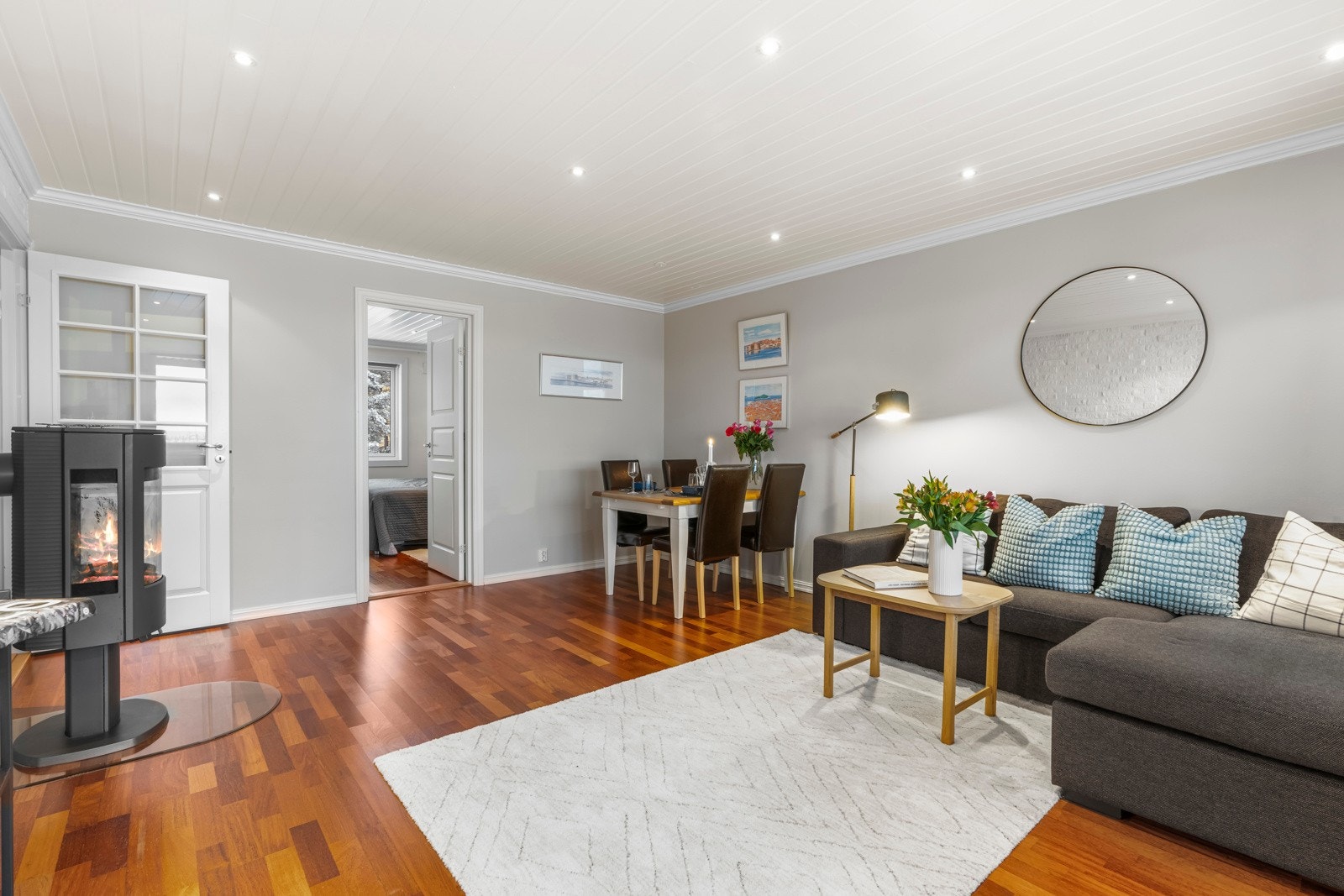 Stuen har god plass til å innredes med både sittegruppe og spisebord. Galleribilde