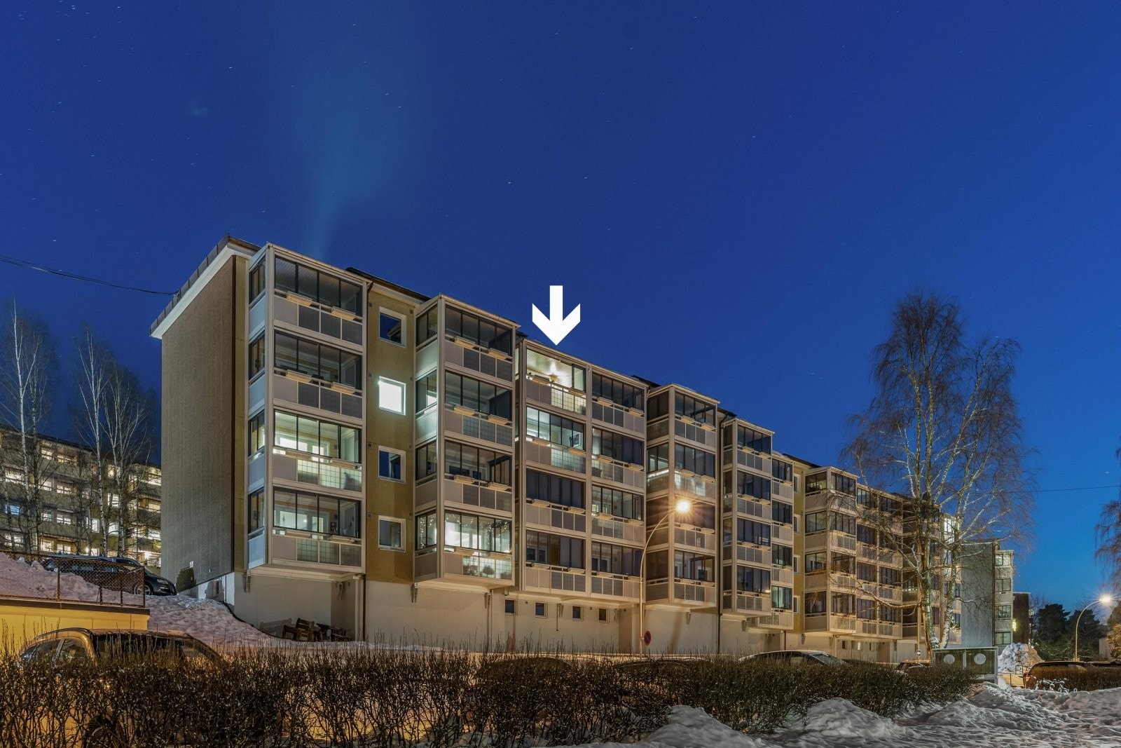 Boligen ligger fint plassert i toppetasjen og har en meget sentral, men samtidig skjermet beliggenhet i et attraktivt boligområde på Godlia/Oppsal. Galleribilde