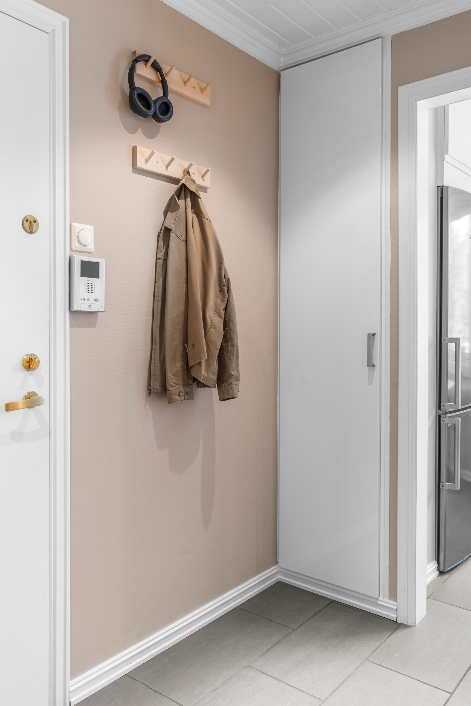 Rett ved entrédøren er det et integrert klesskap til yttertøyet og dørcalling med kamera for enkel åpning av hovedinngangsdøren. Galleribilde