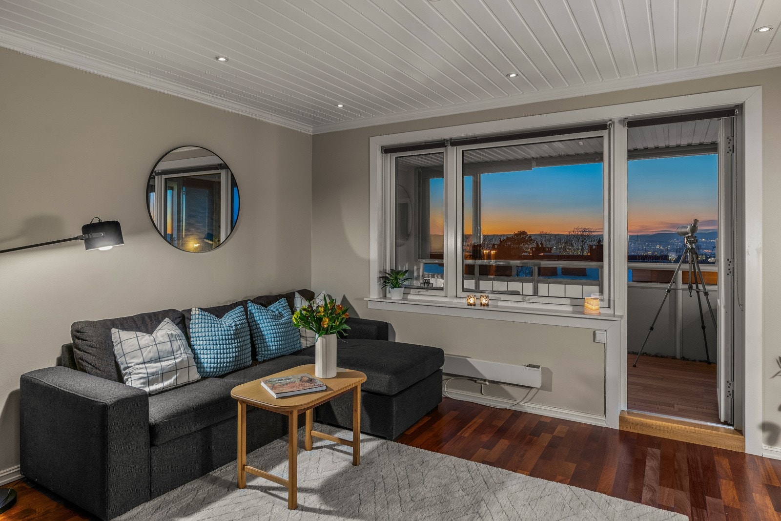 Boligen ligger høyt, fritt og solrikt. Meget god intern beliggenhet. Galleribilde