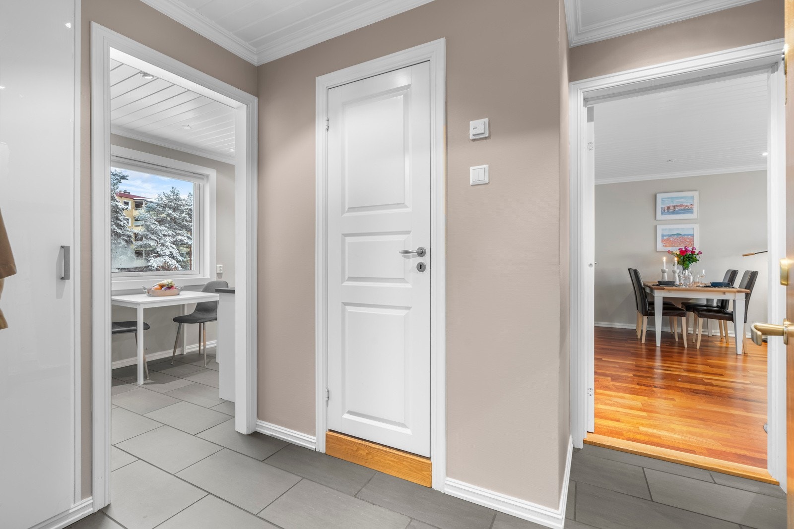 Fra stuen via gangen tar vi turen videre inn på kjøkkenet. Galleribilde