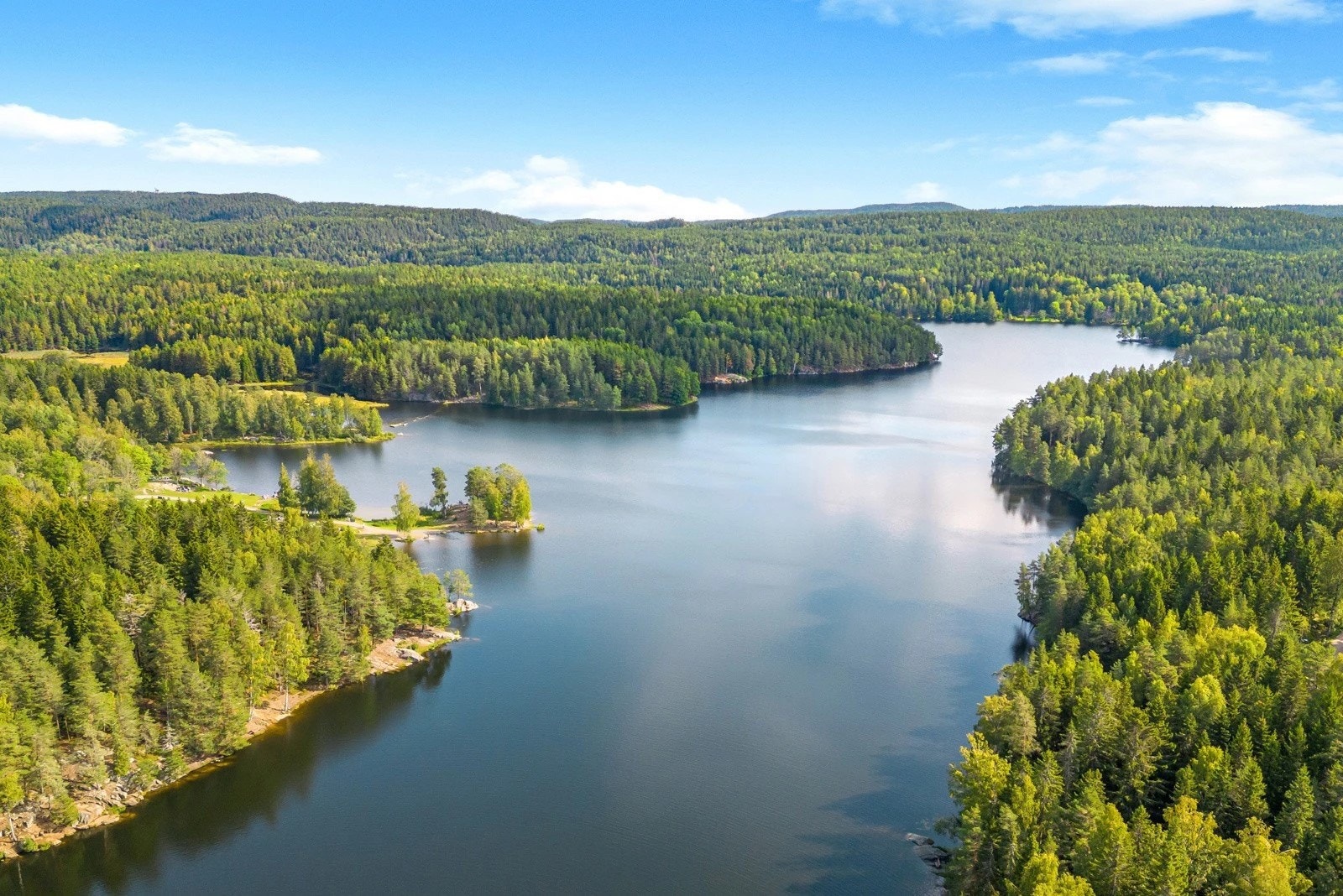 Nøklevann i Østmarka er et populært vann, hvor man bla. kan bade, fiske og padle kano. Galleribilde