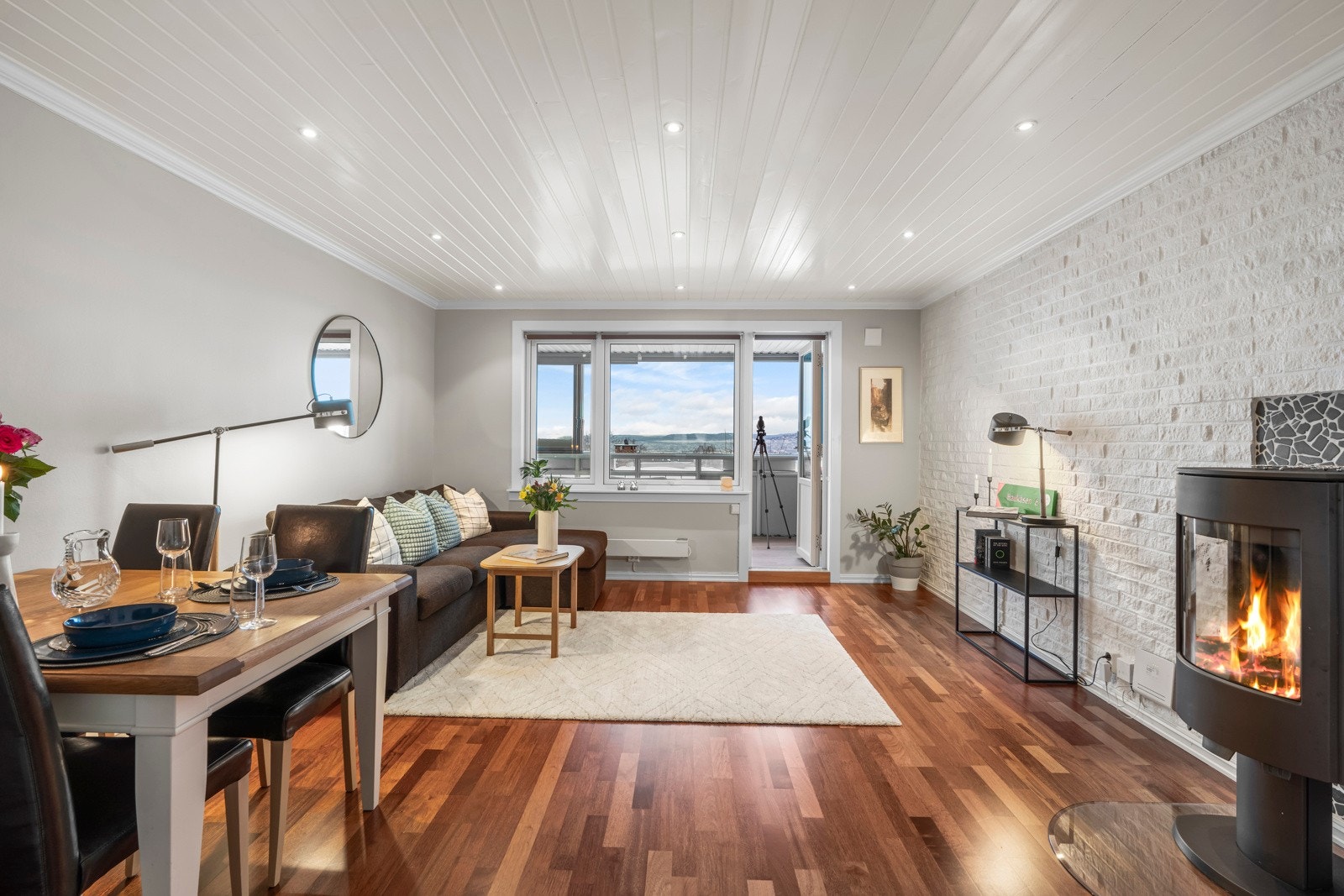 Stuen får godt med naturlig lysinnslipp fra store vindusflater. Vinduene og balkongdøren i leiligheten ble skiftet i 2020 i regi av borettslaget. Galleribilde