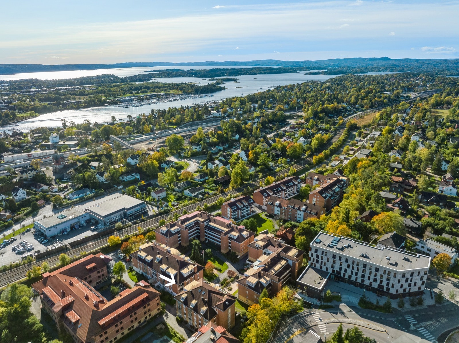 Leiligheten har en fin intern beliggenhet på feltet med kort gang til offentlig kommunikasjon og handel. Se pil for leilighet. Galleribilde