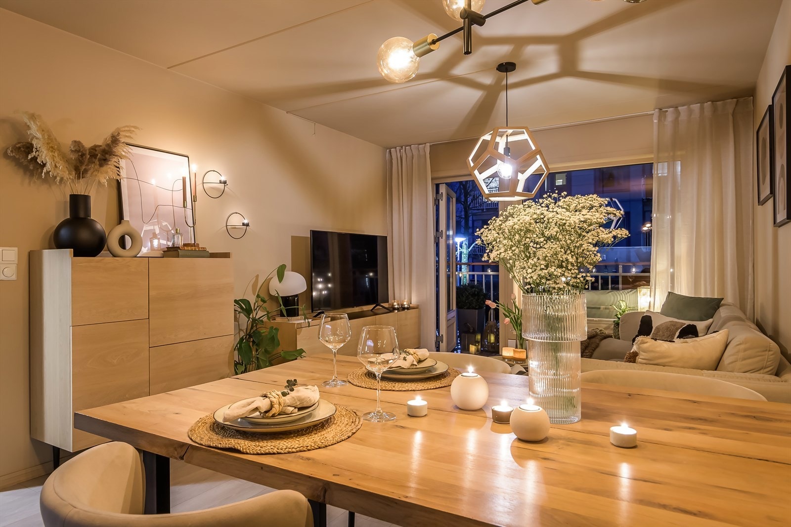 Leiligheten har åpen stue-/kjøkkenløsning og plass til spisebord Galleribilde