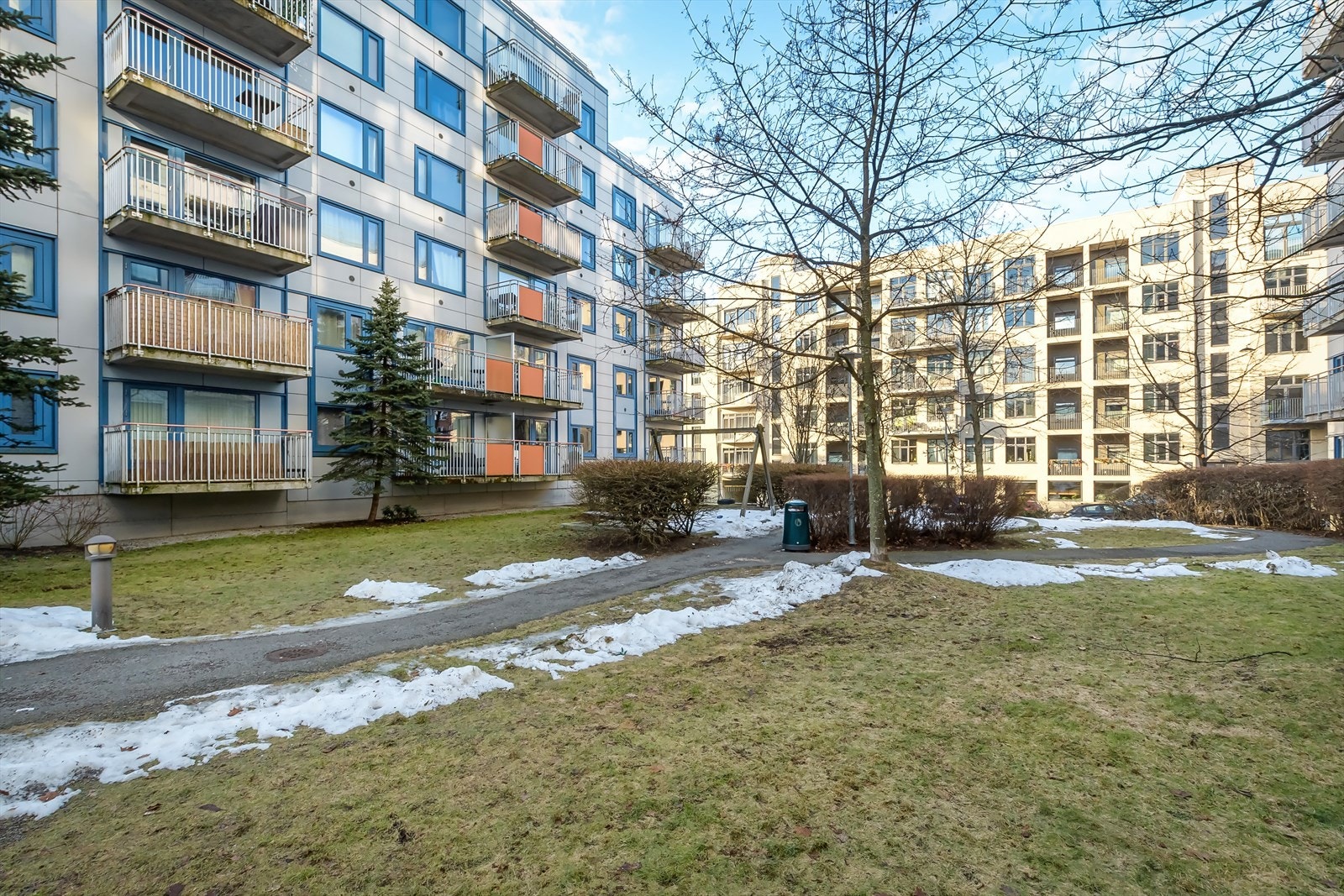 Hyggelige grøntarealer mellom bebyggelsene Galleribilde