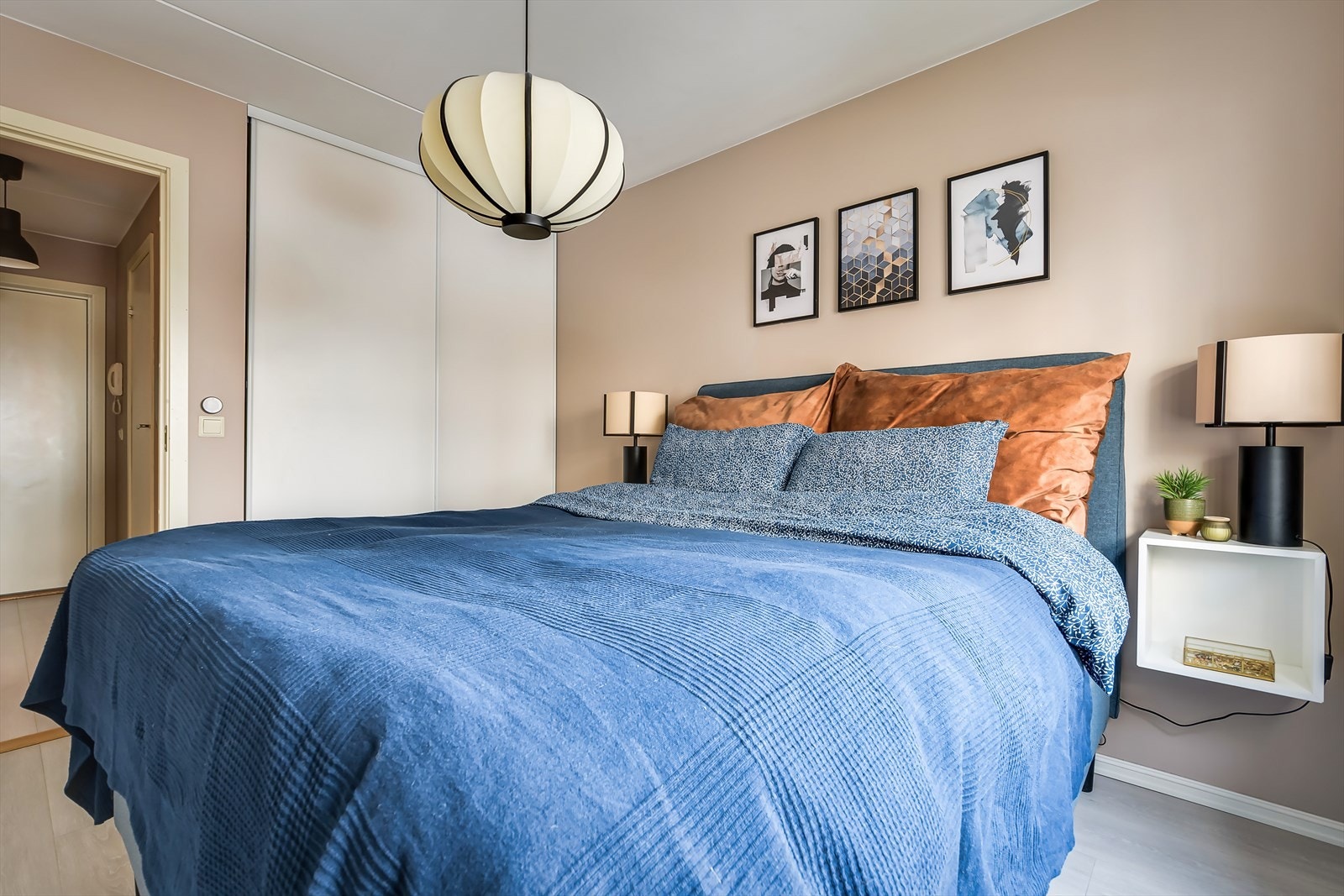 Soverommet har mye oppbevaringsplass i skyvedørsgarderobe Galleribilde