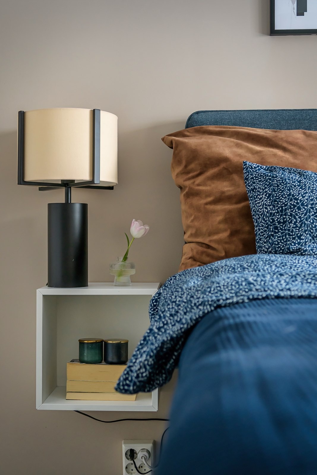 Det er lys inne i garderobeskapet på soverommet Galleribilde