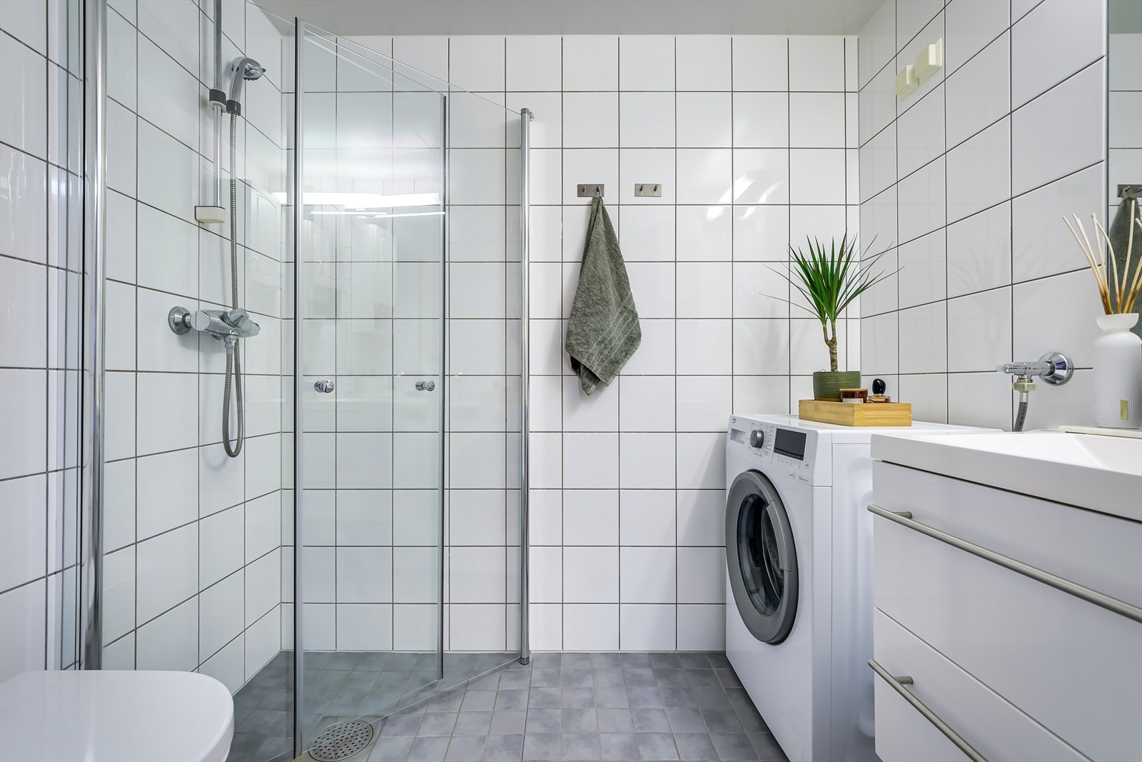 Lyst og delikat baderom med fliser på gulv og vegger Galleribilde