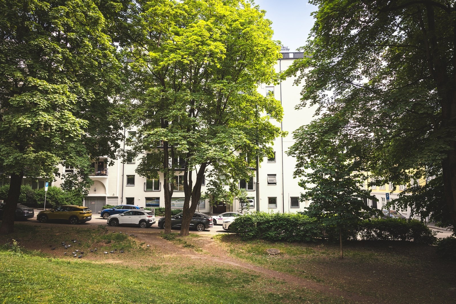 Leiligheten ligger i en svært rolig gate i et attraktivt boligområde. Flott park rett utenfor døren - her kan varme sommerdager nytes! Galleribilde
