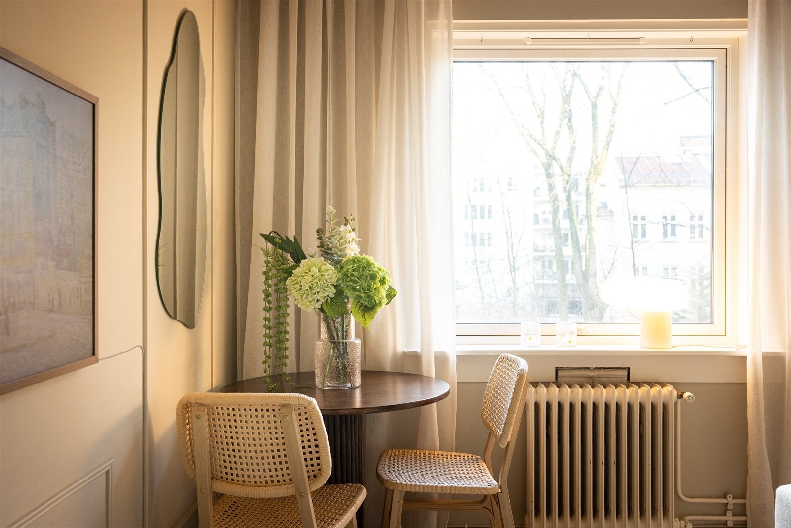 Boligen varmes opp via radiator. Både fyring og varmtvann er inkludert i felleskostnadene. Galleribilde