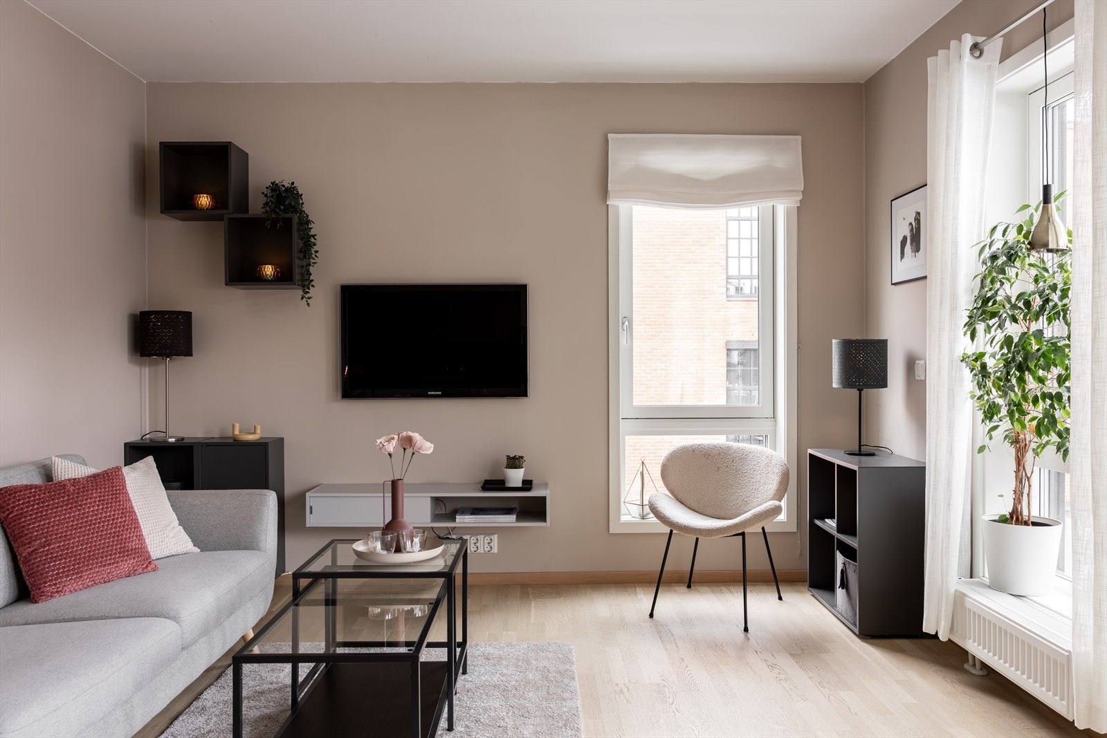 Boligens stue er lys og luftig med parkettgulv og høyt under taket. Galleribilde