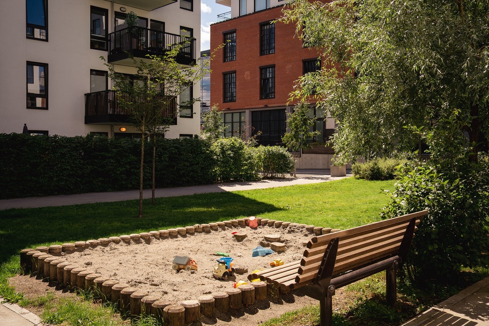 Det er satt opp bommer og det er ingen biltrafikk mellom boligblokkene, så her kan barna leke trygt. Galleribilde
