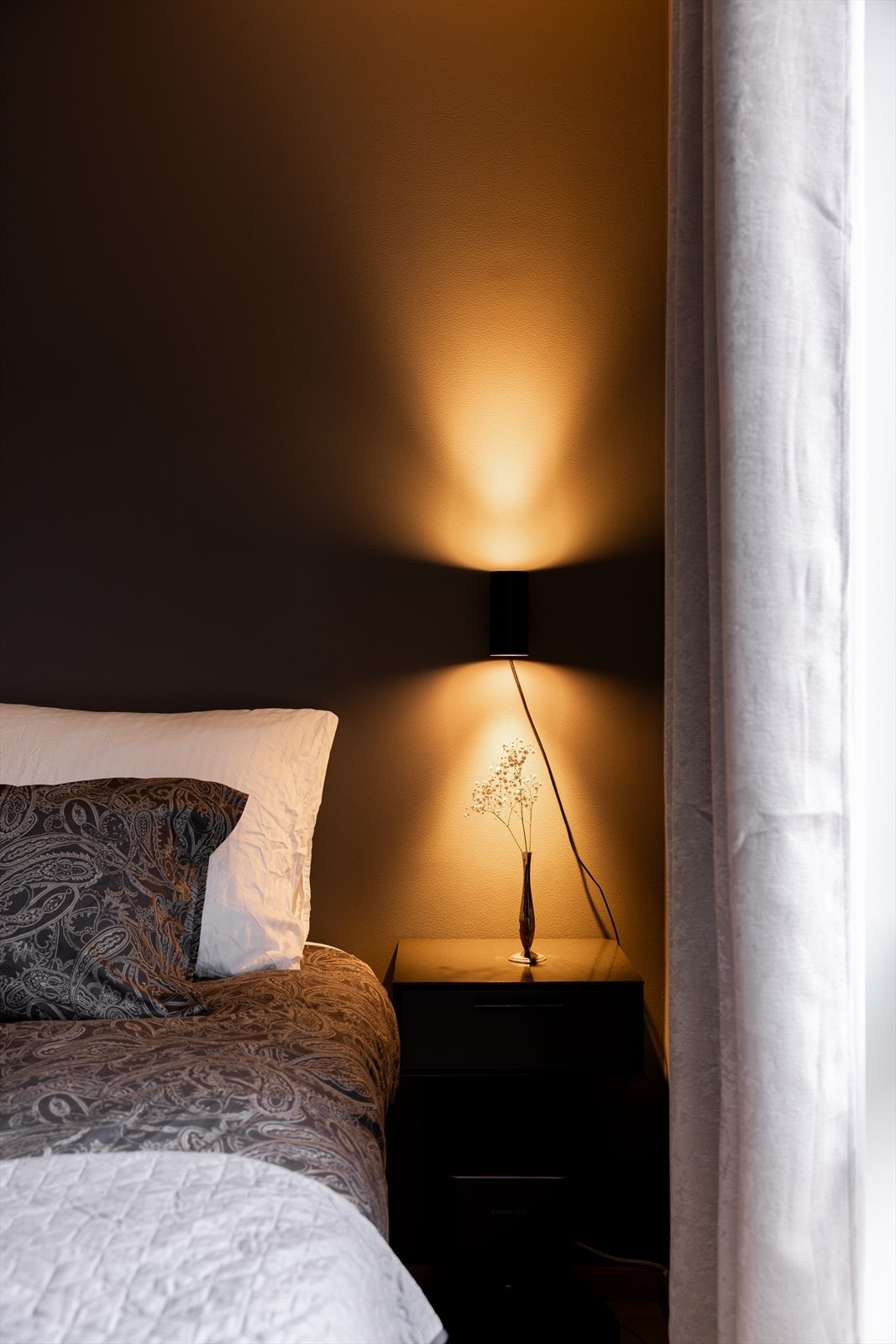 Rommet har moderne belysning med Philips Hue taklampe og garderobelys i form av LED-list, som skaper en varm atmosfære. Galleribilde