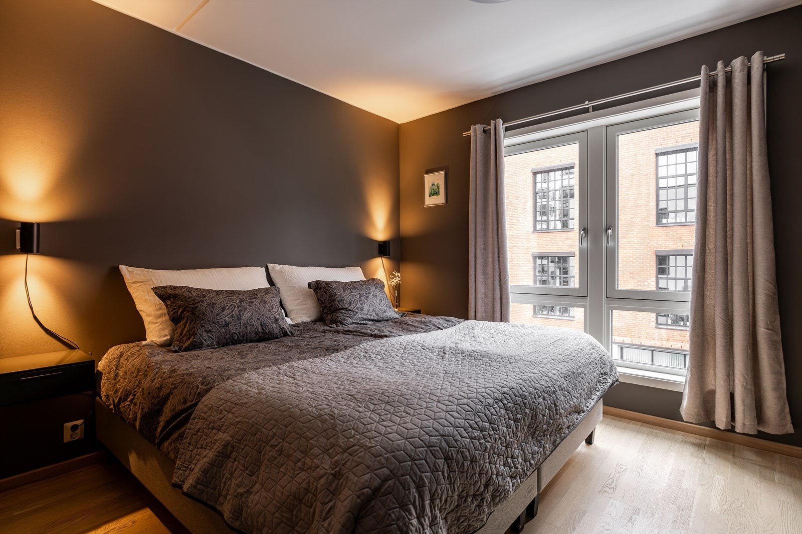 Stort og romslig hovedsoverom som gir god plass til en ekstra stor seng og andre møbler. Galleribilde