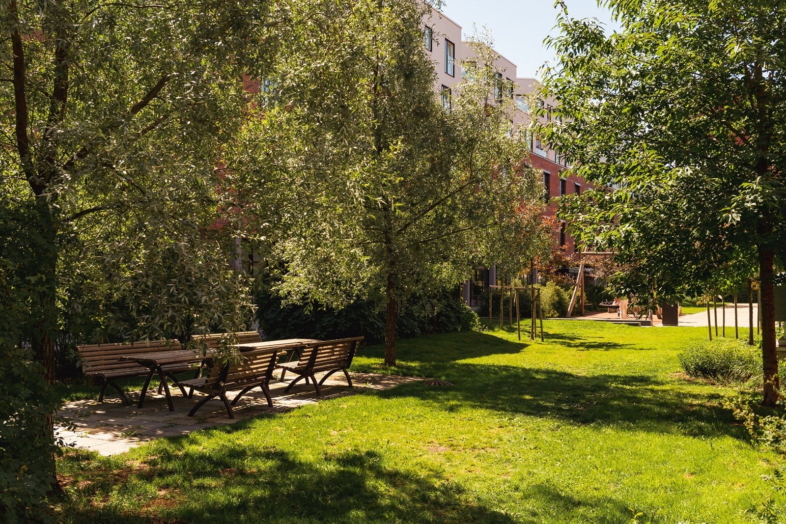 Krydderhagen har flere fine benkeplasser og grøntområder med stilige soner av forskjellige blomster, busker og trær. Galleribilde