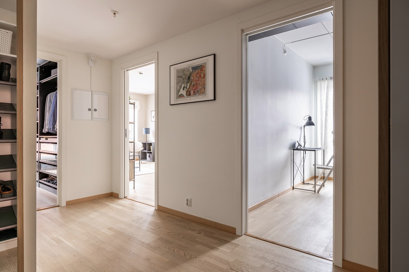 Boligens entré er romslig og godt utnyttet, med en gjennomgående planløsning som binder alle rommene sammen på en praktisk måte. Galleribilde