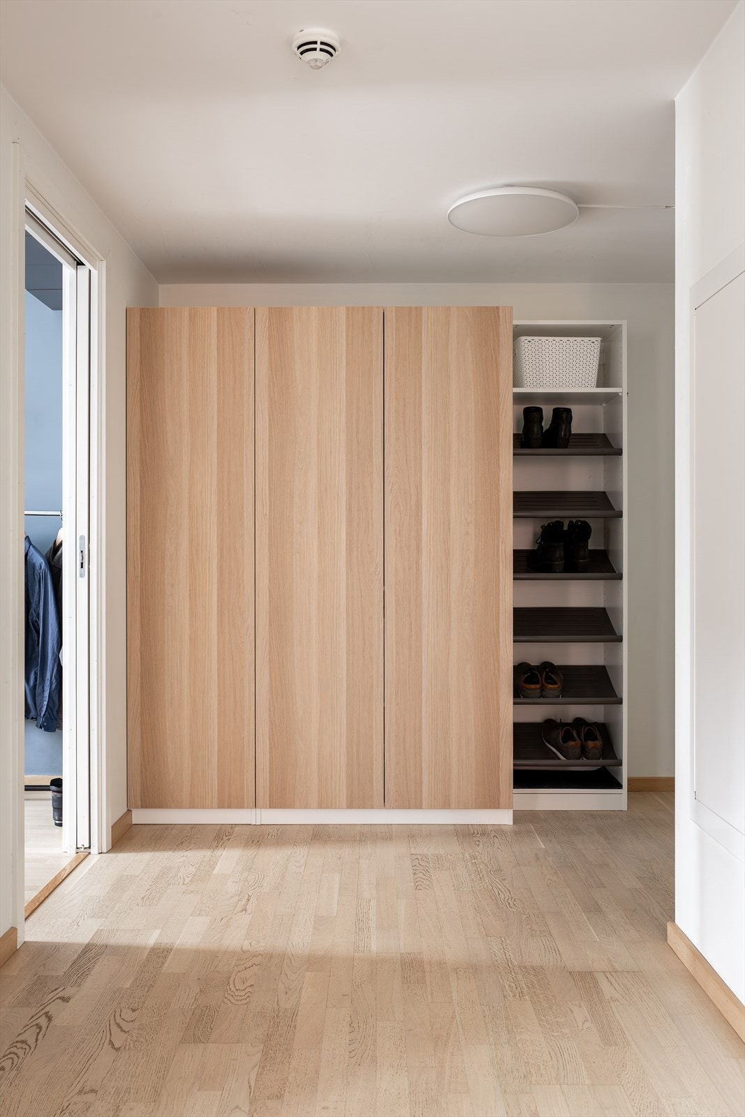 Dette er et godt førsteinntrykk av boligen og et funksjonelt område for oppbevaring av yttertøy og sko. Galleribilde