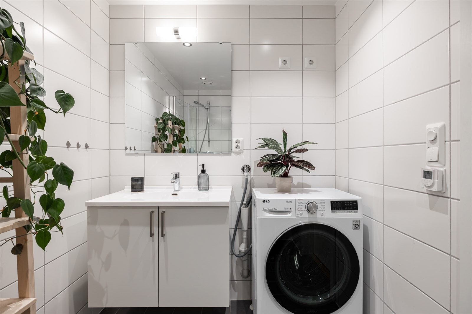 Lyst bad med flislagte gulv og vegger, med vannbåren gulvvarme som gir en behagelig temperatur året rundt. Galleribilde