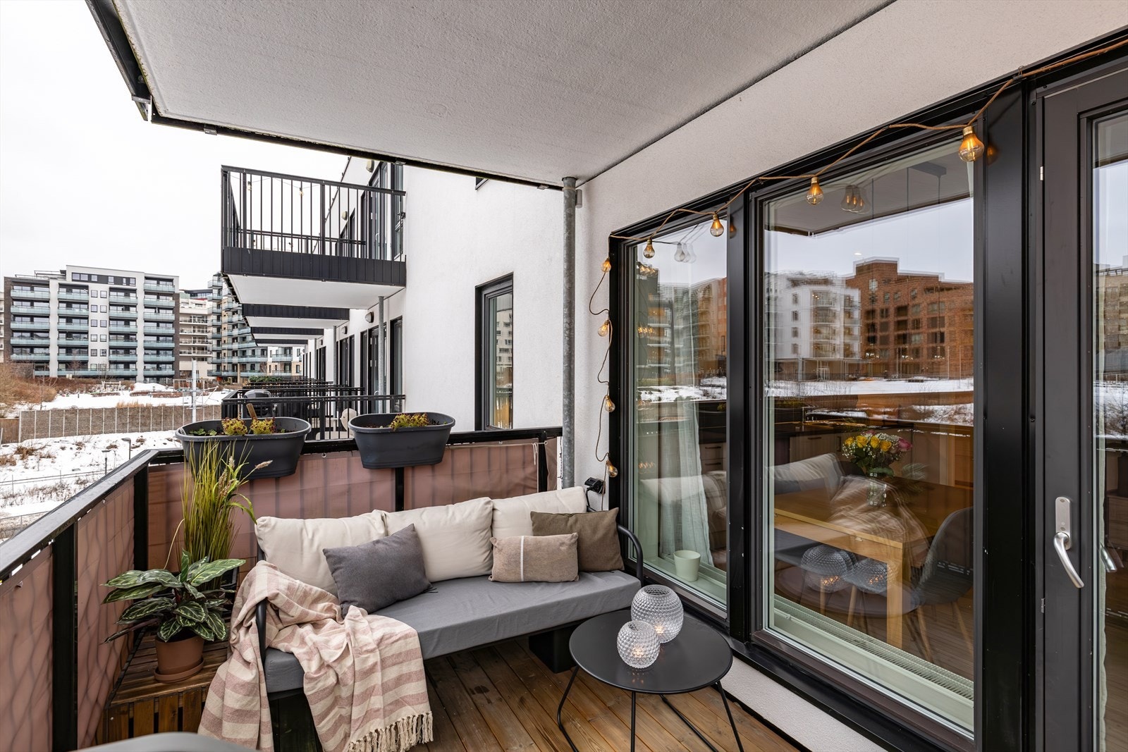 Her er det god plass til utemøbler, planter og grill - en herlig uteplass for varme sommerdager og lune kvelder. Galleribilde