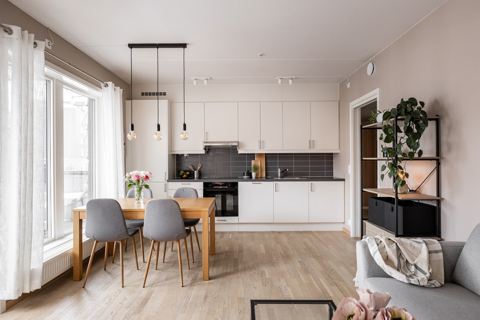 Moderne og stilrent kjøkken fra Sigdal, oppført i 2018, med glatte fronter og laminat benkeplate. Galleribilde