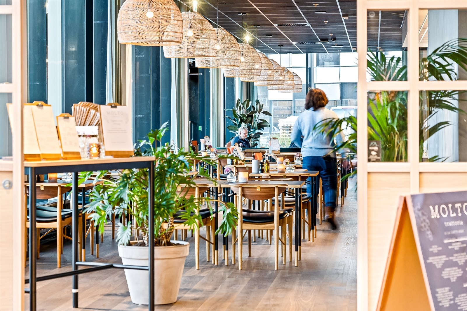 I paviljongen er det til sammen ni unike spisesteder og kaffebarer som skal by pa sunne smaksopplevelser for ba de ansatte og gjester. Galleribilde