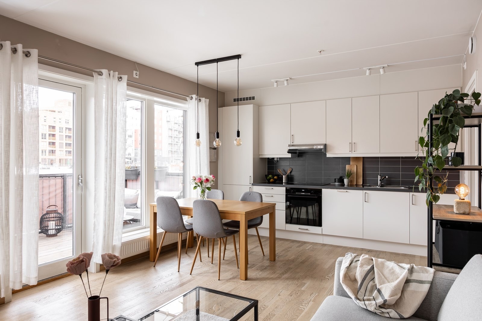 Den åpne løsningen mot kjøkkenet skaper et sosialt allrom med god plass til både sofagruppe og spisebord. Galleribilde