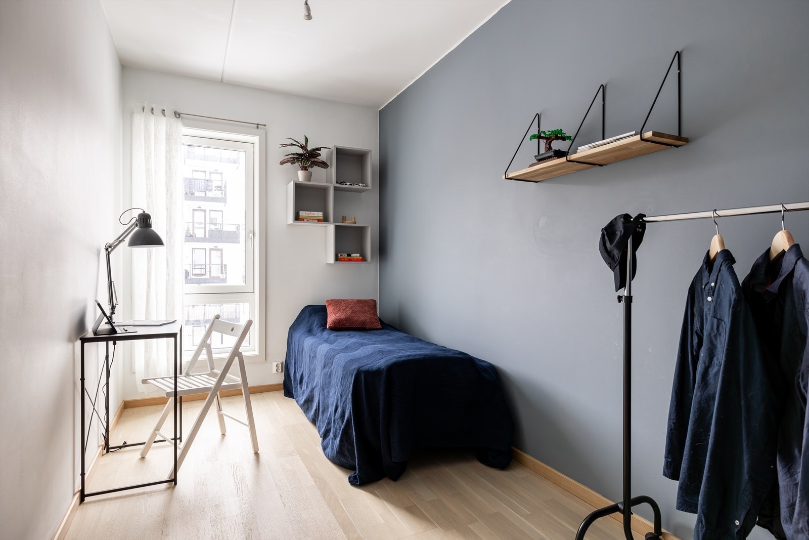 Pent og funksjonelt soverom som egner seg perfekt som gjesterom, barnerom eller hjemmekontor. Galleribilde