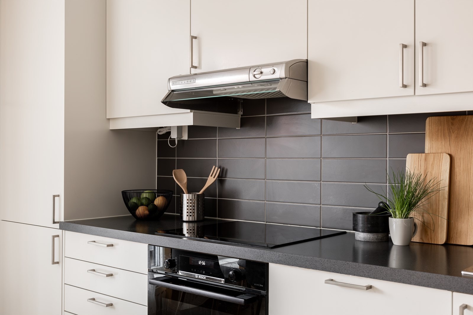 Kjøkkenet er utstyrt med integrerte hvitevarer, inkludert Samsung kombinert kjøle- og fryseskap, Electrolux oppvaskmaskin, Bosch stekeovn og induksjonsplatetopp (tidligere eier oppgraderte platetoppen kort etter overtakelsen). Galleribilde